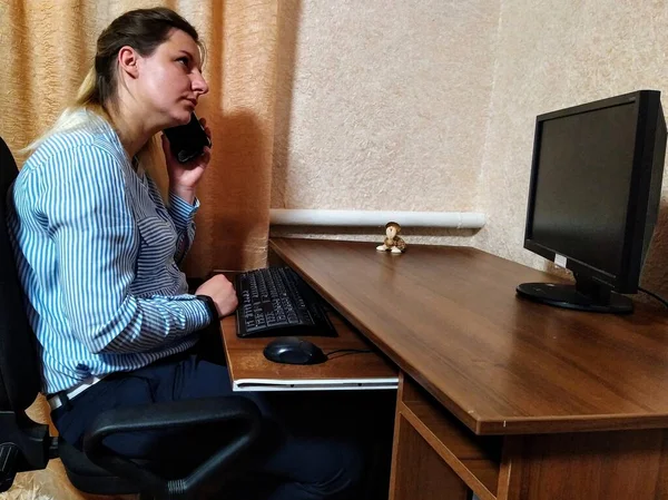 Mujer Joven Europea Reflexiva Sentarse Mesa Hablar Teléfono Inteligente Trabajo — Foto de Stock