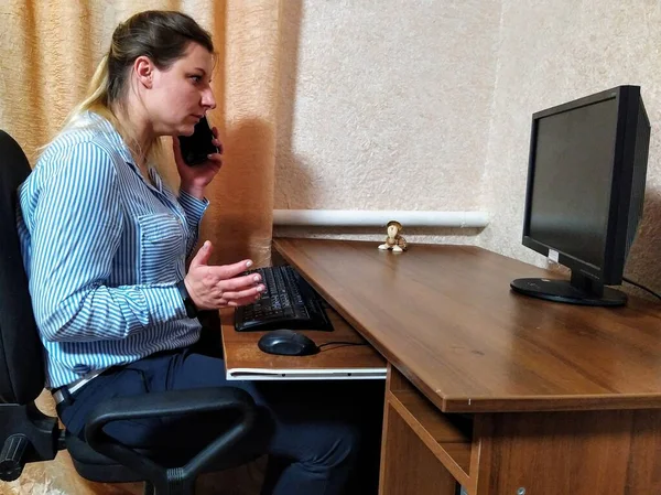 Τρομαγμένη Ευρωπαία Νεαρή Γυναίκα Κάθεται Στο Τραπέζι Μιλάει Στο Smartphone — Φωτογραφία Αρχείου
