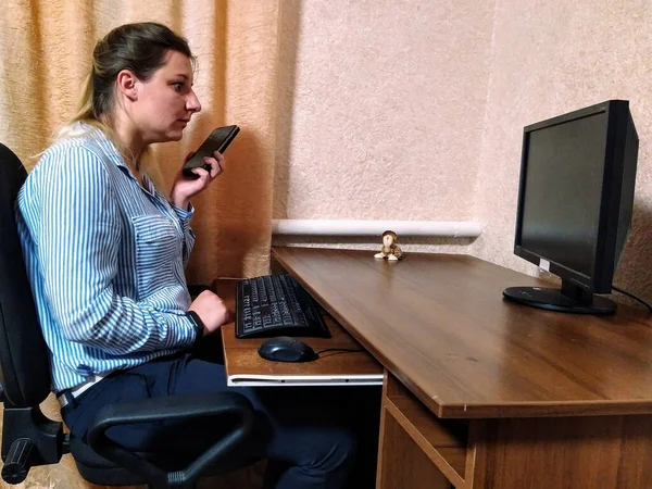 Mujer Joven Europea Asustada Sentarse Mesa Hablar Teléfono Inteligente Trabajar — Foto de Stock