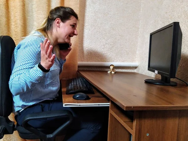 Mujer Joven Europea Ofendido Sentarse Mesa Hablar Teléfono Inteligente Trabajar — Foto de Stock