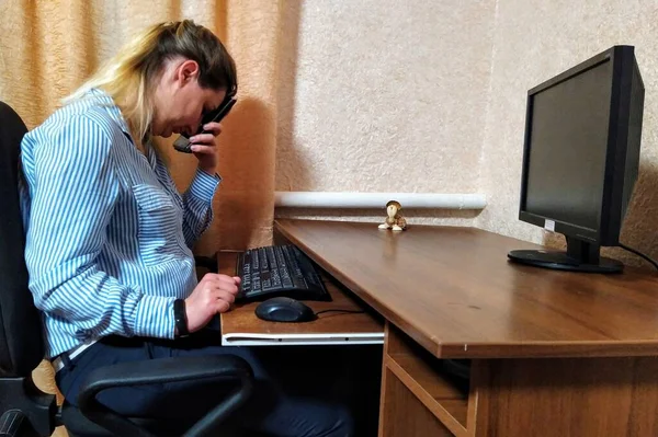 Depressed European Young Woman Sit Table Talk Smartphone Work Computer — Stock Photo, Image