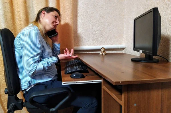 Giovane Donna Europea Con Faccia Scettica Sedersi Tavola Parlare Smartphone — Foto Stock