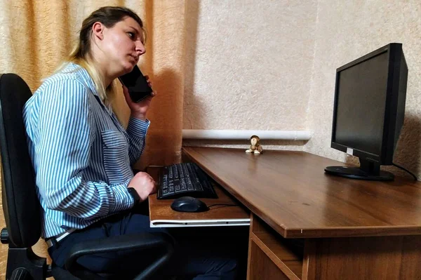 Droevige Europese Jonge Vrouw Zitten Aan Tafel Praten Smartphone Werken — Stockfoto