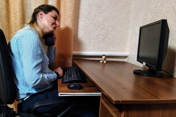 Envidia Joven Europea Sentarse Mesa Hablar Teléfono Inteligente Trabajar Ordenador — Foto de Stock
