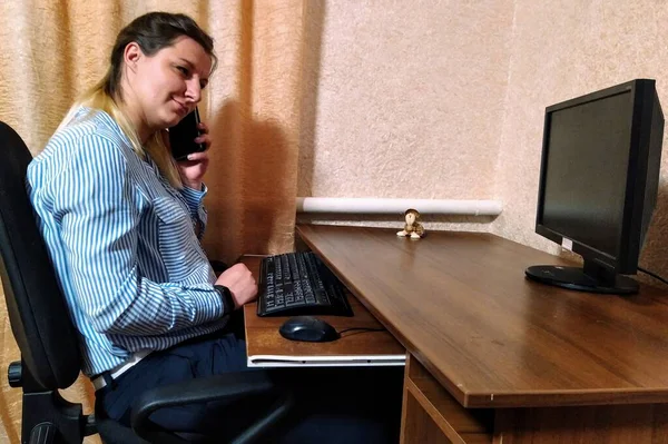 Mujer Joven Europea Sly Sentarse Mesa Hablar Teléfono Inteligente Trabajar — Foto de Stock