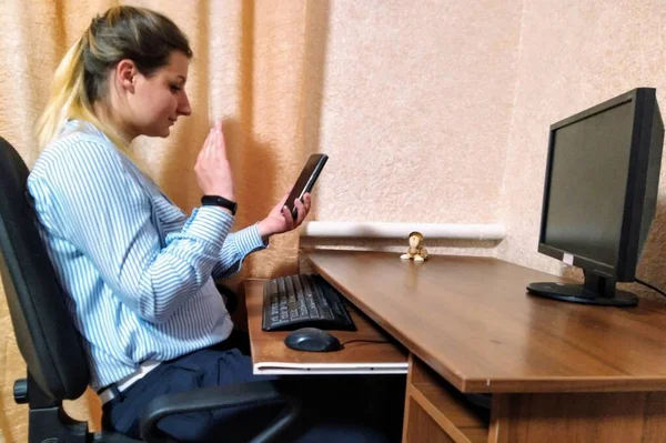 Європейська Молода Жінка Сидить Столом Має Відеодзвінок Махає Рукою Смартфоні — стокове фото