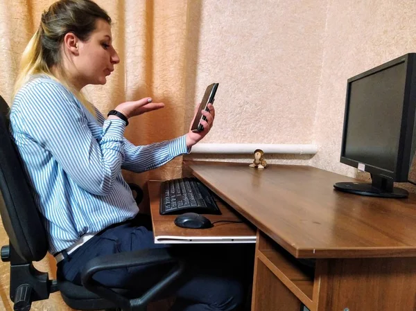 Mujer Joven Europea Sentarse Mesa Tener Videollamada Soplado Beso Teléfono — Foto de Stock