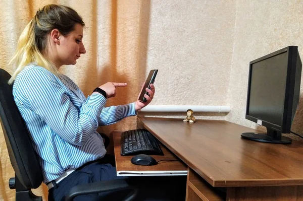 Une Jeune Femme Européenne Assoit Table Passe Appel Vidéo Pointe — Photo