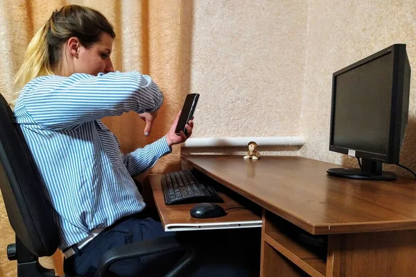 欧洲的年轻女子坐在桌旁 有视频通话 在家里的智能手机上大显身手 — 图库照片