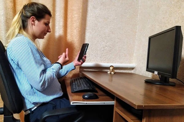 Європейська Молода Жінка Сидить Столом Дзвонить Відео Показує Середній Палець — стокове фото