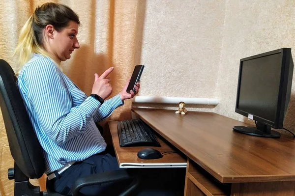 Mujer Joven Europea Sentarse Mesa Tener Videollamada Mostrar Gesto Teléfono — Foto de Stock
