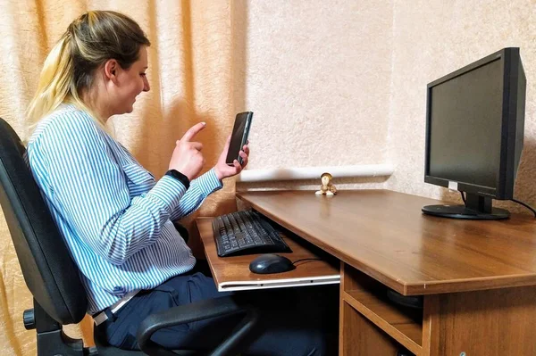 Mujer Joven Europea Sentarse Mesa Tener Videollamada Mostrar Gesto Teléfono — Foto de Stock