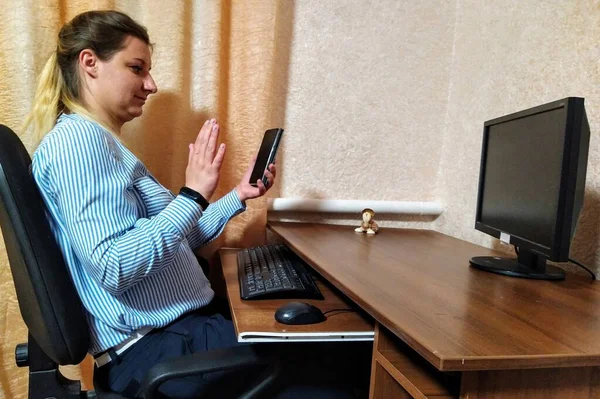 Avrupalı Genç Bir Kadın Masada Oturur Video Görüşmesi Yapar Akıllı — Stok fotoğraf