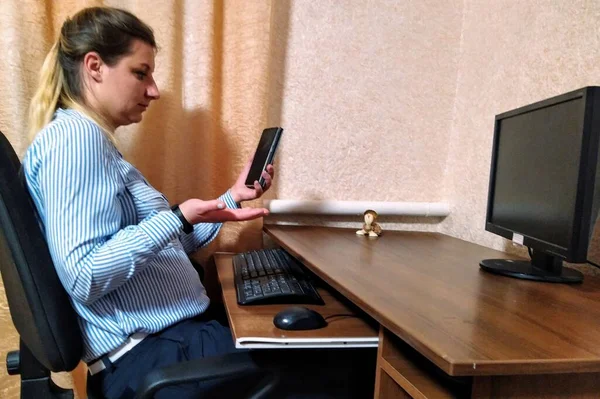 European Young Woman Shrug Gesture Sit Table Have Video Call — Stock Photo, Image