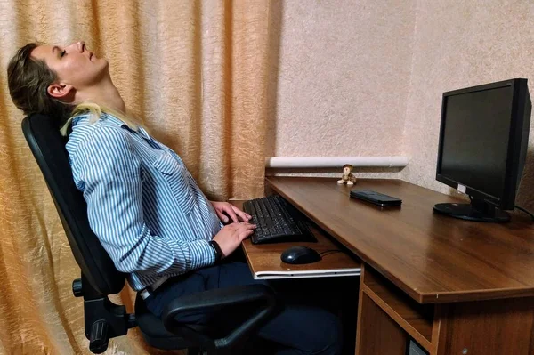 ヨーロッパの若い女性は 自宅でコンピュータ上で作業しながら テーブルに座って寝る — ストック写真