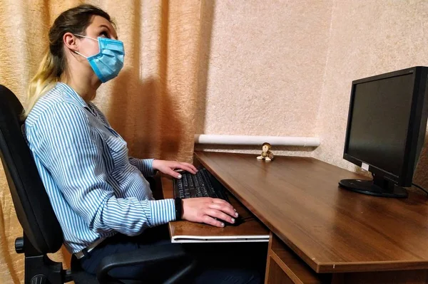 Medikal Maskeli Düşünceli Avrupalı Genç Kadın Evde Bilgisayar Başında Oturuyor — Stok fotoğraf