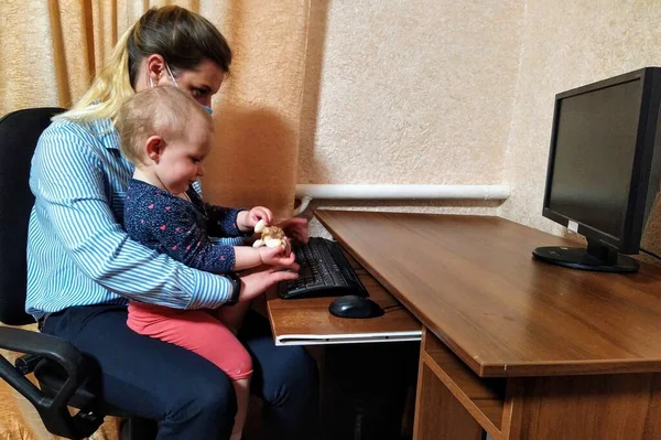 Jovem Europeia Máscara Médica Sente Mesa Com Sua Filha Trabalhe — Fotografia de Stock