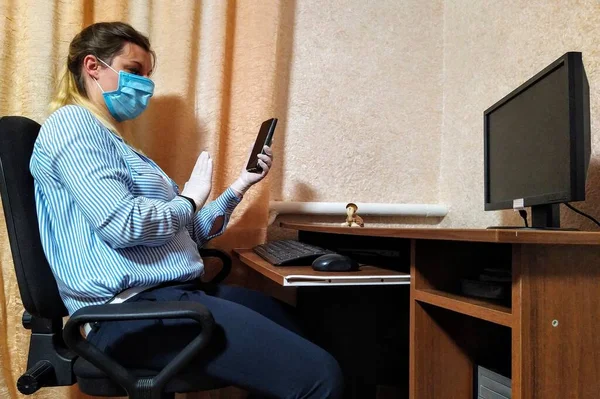 Tıbbi Maskeli Lateks Eldivenli Avrupalı Genç Bir Kadın Masada Oturur — Stok fotoğraf
