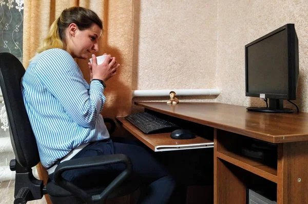 Usmívající Mladá Evropanka Sedí Stolu Pije Čaj Nebo Kávu Pracuje — Stock fotografie