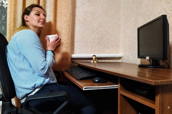 Felice Giovane Donna Europea Sedersi Tavola Bere Caffè Lavorare Sul — Foto Stock