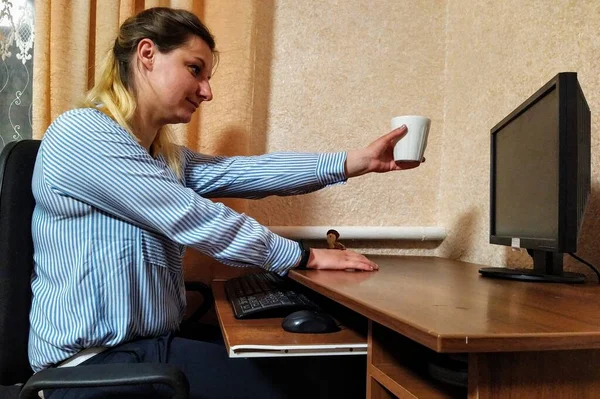 Mujer Joven Europea Feliz Sentarse Mesa Tomar Café Trabajar Ordenador —  Fotos de Stock