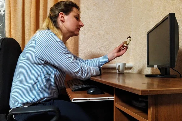 Giovane Donna Europea Seduta Tavola Giocare Con Statuetta Lavorare Computer — Foto Stock