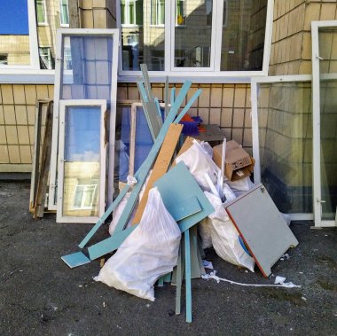 Binanın bahçesinde çalışmak için farklı nesneler.