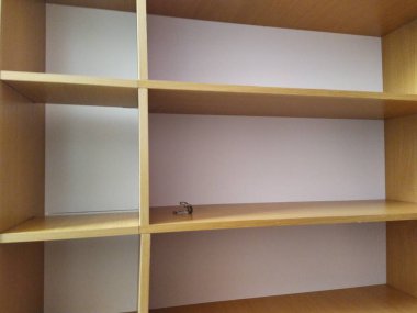 Askısı ve rafı olan ahşap gardırop