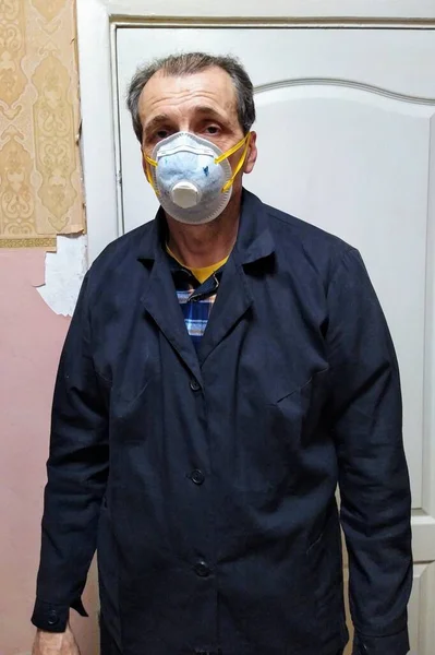 Avrupalı Yetişkin Adam Atölyede Giysi Maske Takıyor — Stok fotoğraf