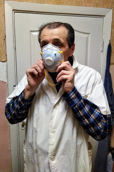 Avrupalı Yetişkin Adam Tıbbi Cübbe Maske Giyiyor — Stok fotoğraf
