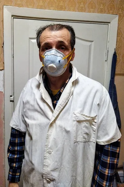 Avrupalı Yetişkin Adam Tıbbi Cübbe Maske Giyiyor — Stok fotoğraf
