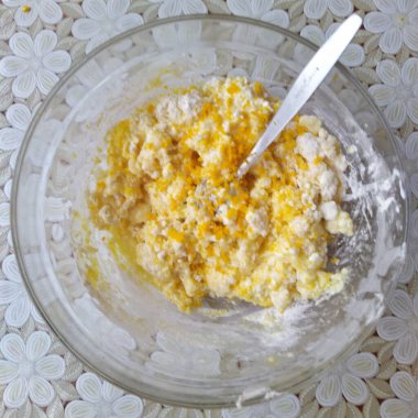 Masada masa örtüsü ve kek pişirmek için hamurlu kase manzarası.