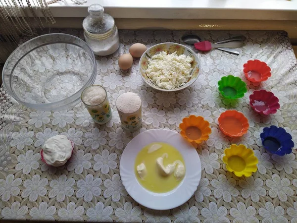 부엌에서 식탁보와 위에서 머핀을 재료들의 — 스톡 사진