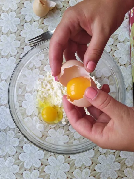 Vista Parcial Mulher Confeiteiro Despeje Ovo Tigela Com Ingredientes Para — Fotografia de Stock