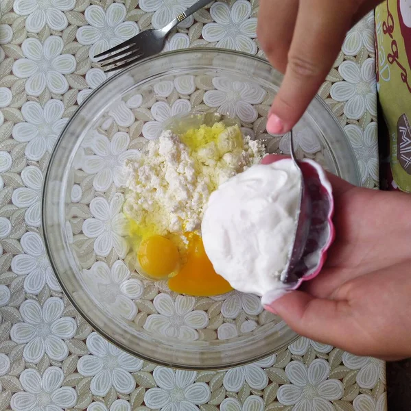 Vista Ritagliata Donna Pasticciere Versare Panna Acida Ciotola Con Ingredienti — Foto Stock