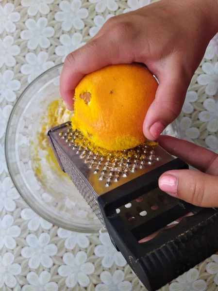 Vágott Kilátás Női Cukrász Dörzsölje Citron Narancssárga Reszelővel Tálban Összetevők — Stock Fotó