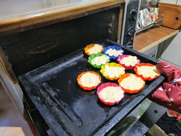 요리되지 철판을 주방의 오븐에 과자의 — 스톡 사진