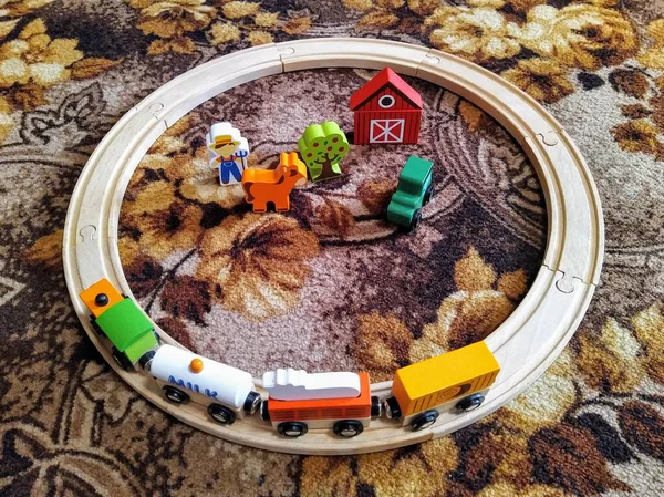 Evde Oturma Odasında Halıda Çiftliği Olan Oyuncak Tren — Stok fotoğraf
