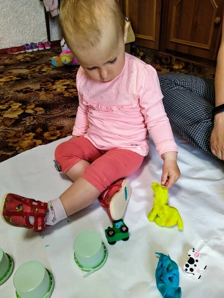 Toddler Girl Sculpt Plasticine Living Room Home — Stock Photo, Image