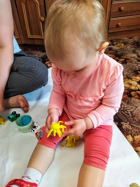 Petite Fille Sculpter Avec Plasticine Dans Salon Maison — Photo