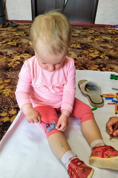 Woman Draw Horse Toy Horse Pencils White Paper Her Daughter — Stock Photo, Image