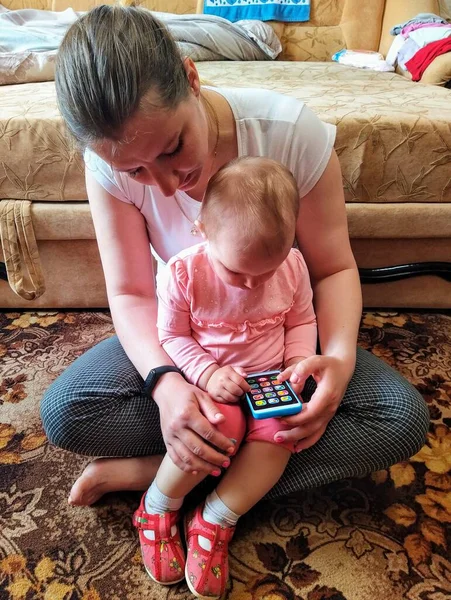 Μητέρα Και Κόρη Παίζουν Smartphone Μουσική Παιχνίδι Στο Σαλόνι Στο — Φωτογραφία Αρχείου