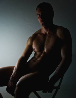 Beyaz bir duvar üzerinde genç atlet