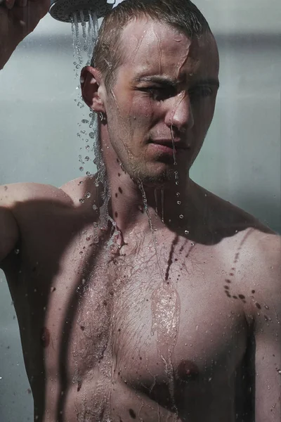 Młody zawodnik bierze prysznic — Zdjęcie stockowe