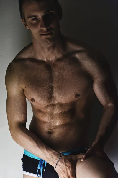 Beyaz bir duvar üzerinde genç atlet