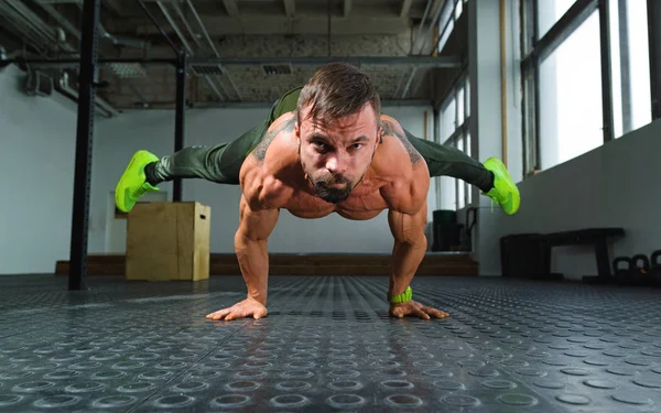 andstand / adam elinde bir stand yapar