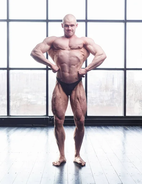 genç vücut geliştirmeci poz