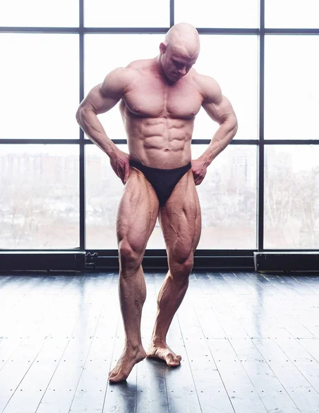 genç vücut geliştirmeci poz