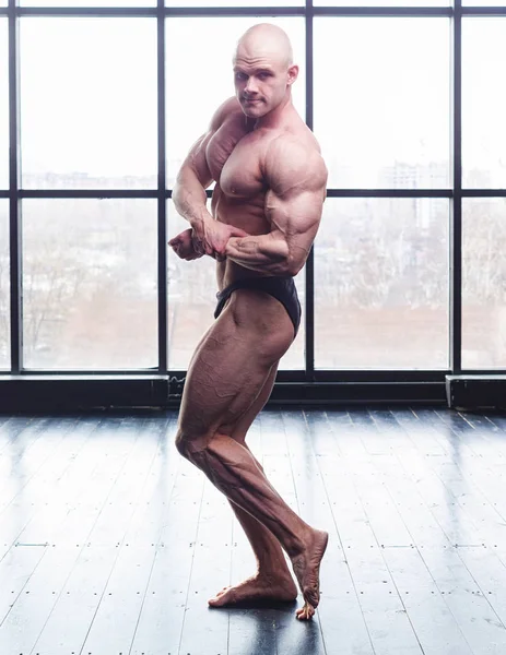 genç vücut geliştirmeci poz