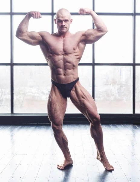 genç vücut geliştirmeci poz